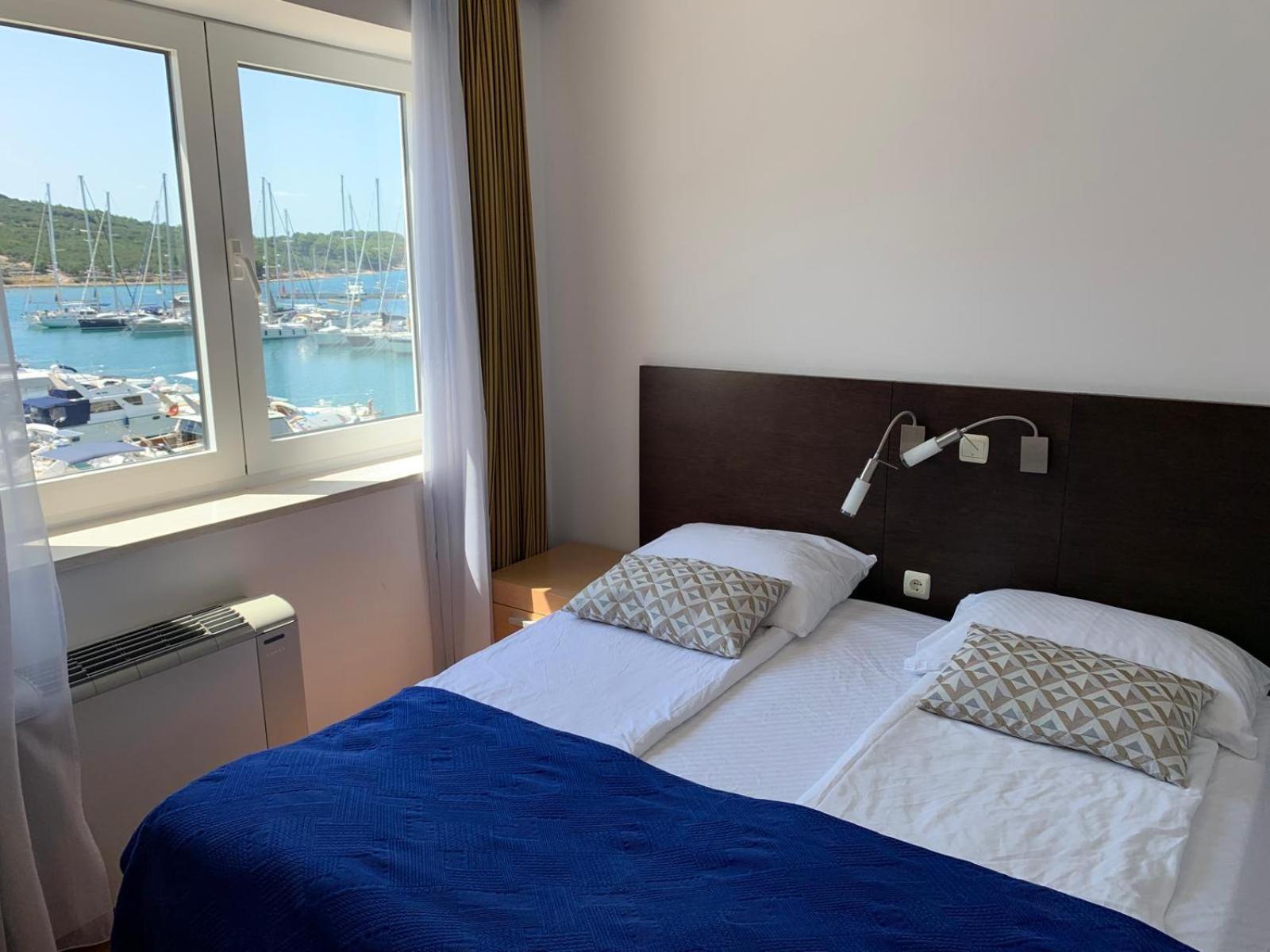 Apartment Aci Marina Cres Bagian luar foto