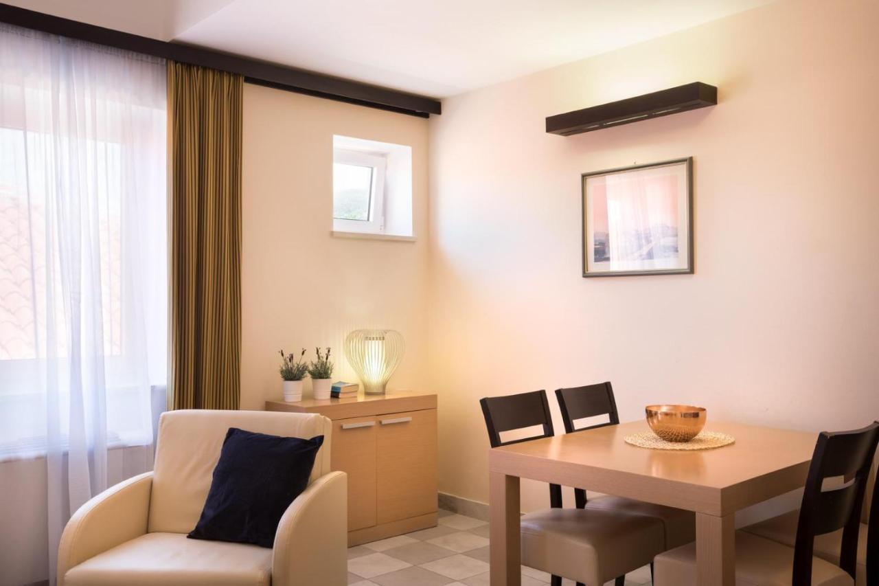 Apartment Aci Marina Cres Bagian luar foto