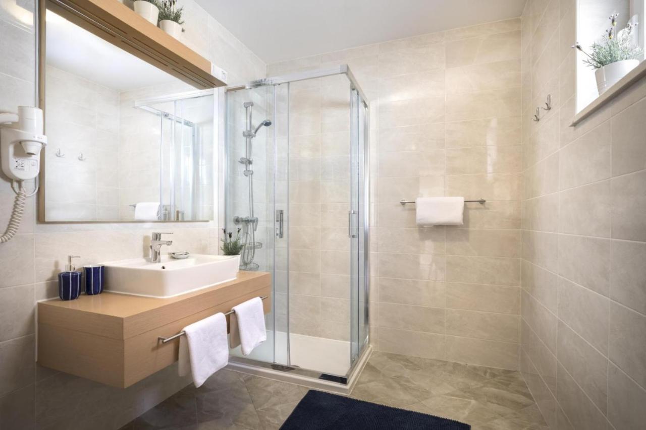 Apartment Aci Marina Cres Bagian luar foto