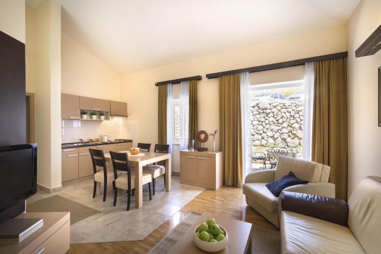 Apartment Aci Marina Cres Bagian luar foto