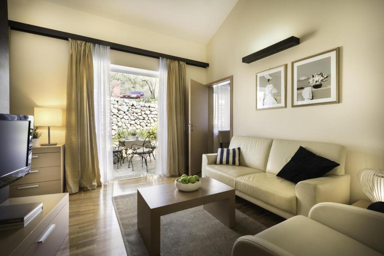 Apartment Aci Marina Cres Bagian luar foto