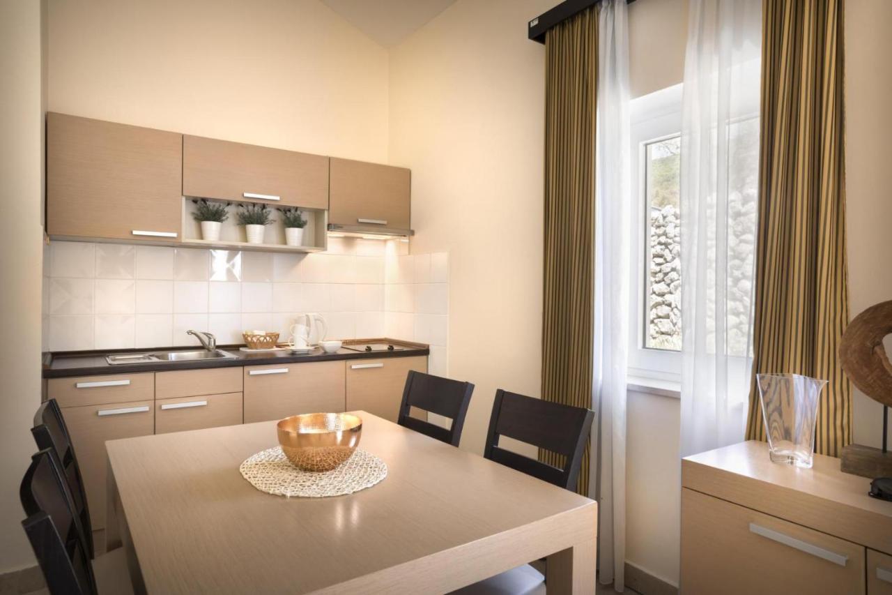 Apartment Aci Marina Cres Bagian luar foto